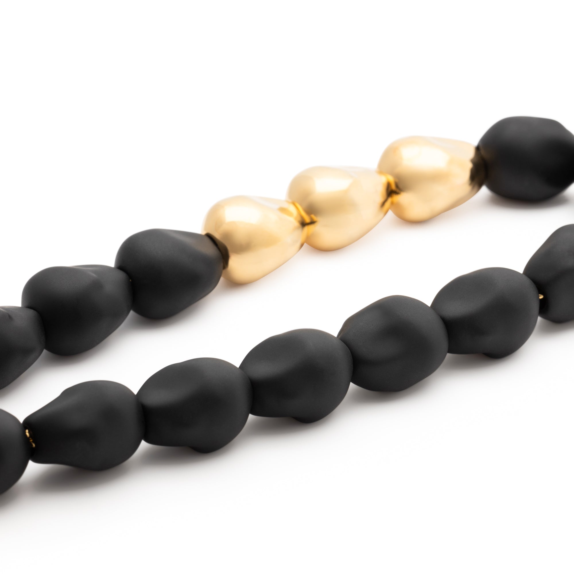 Organic Pearl Necklace Short with gold matt black
