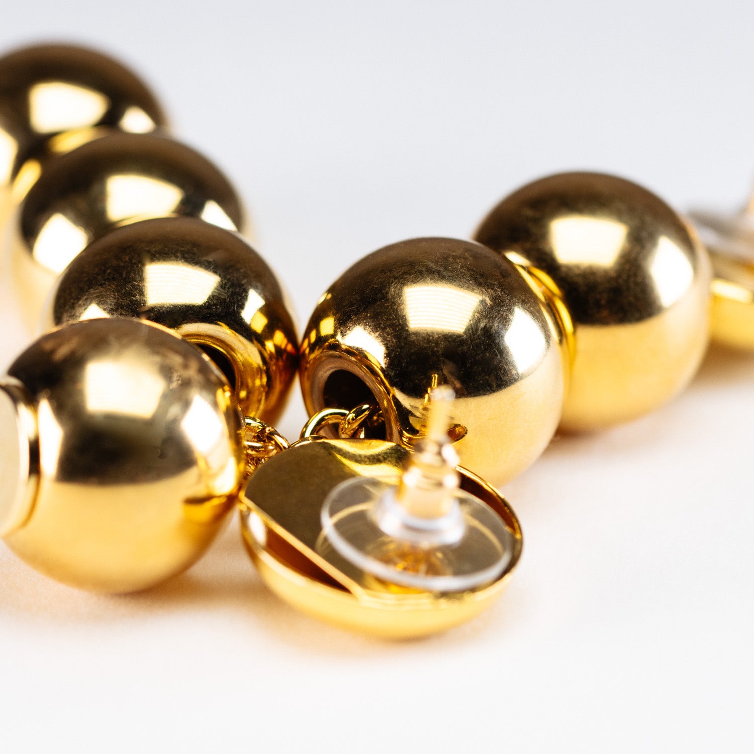 Perles petites boucles d'oreilles en or