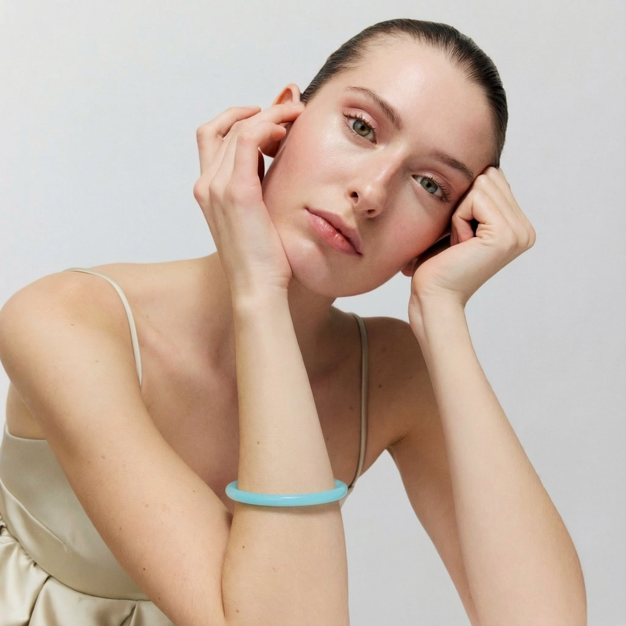 Aurora Bangle opaline blue