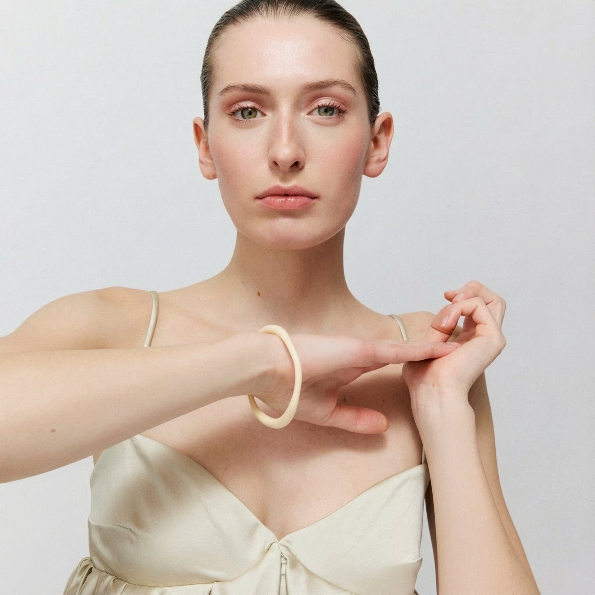 Thin Loop Bangle latte