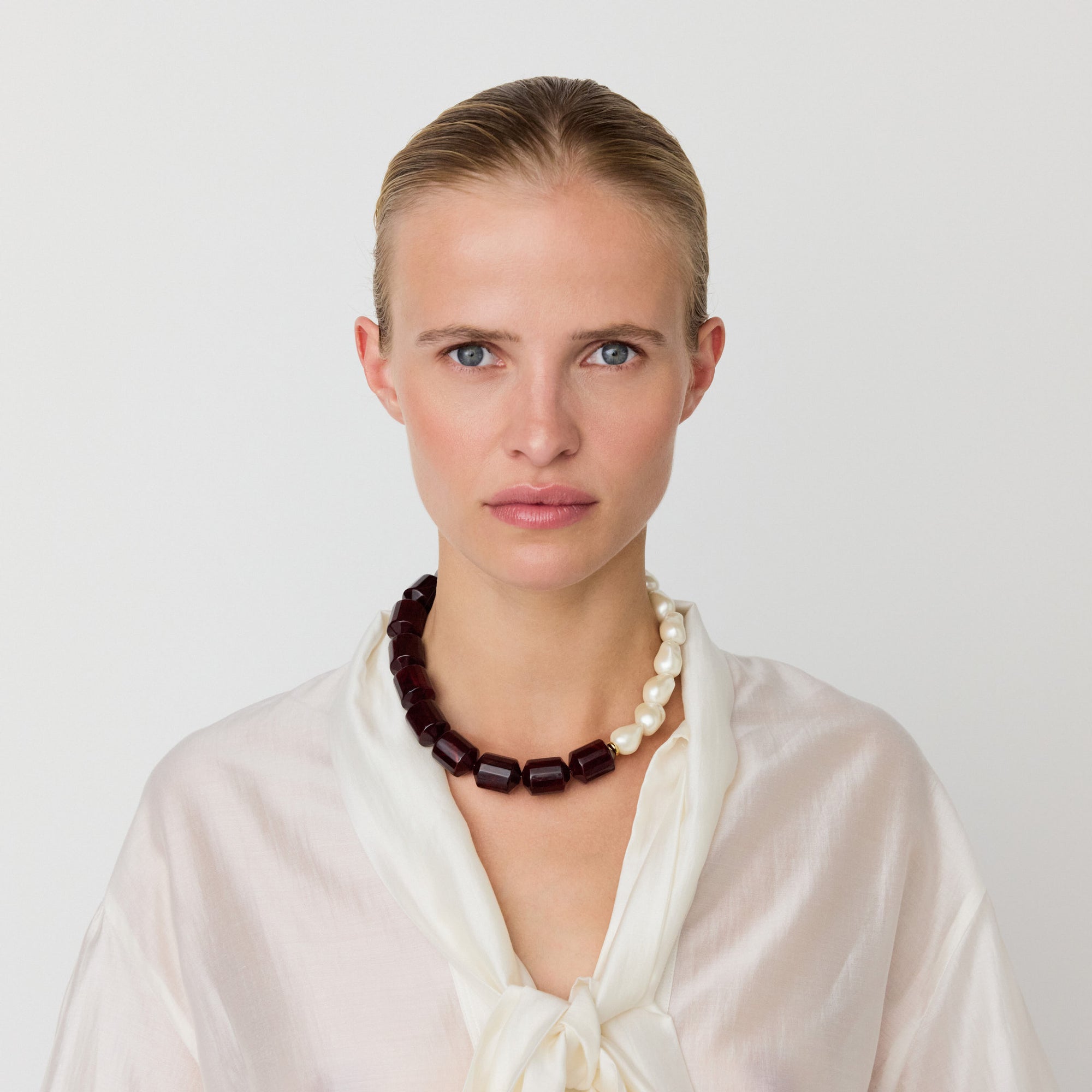Barrel Pearl Necklace bordeaux marble