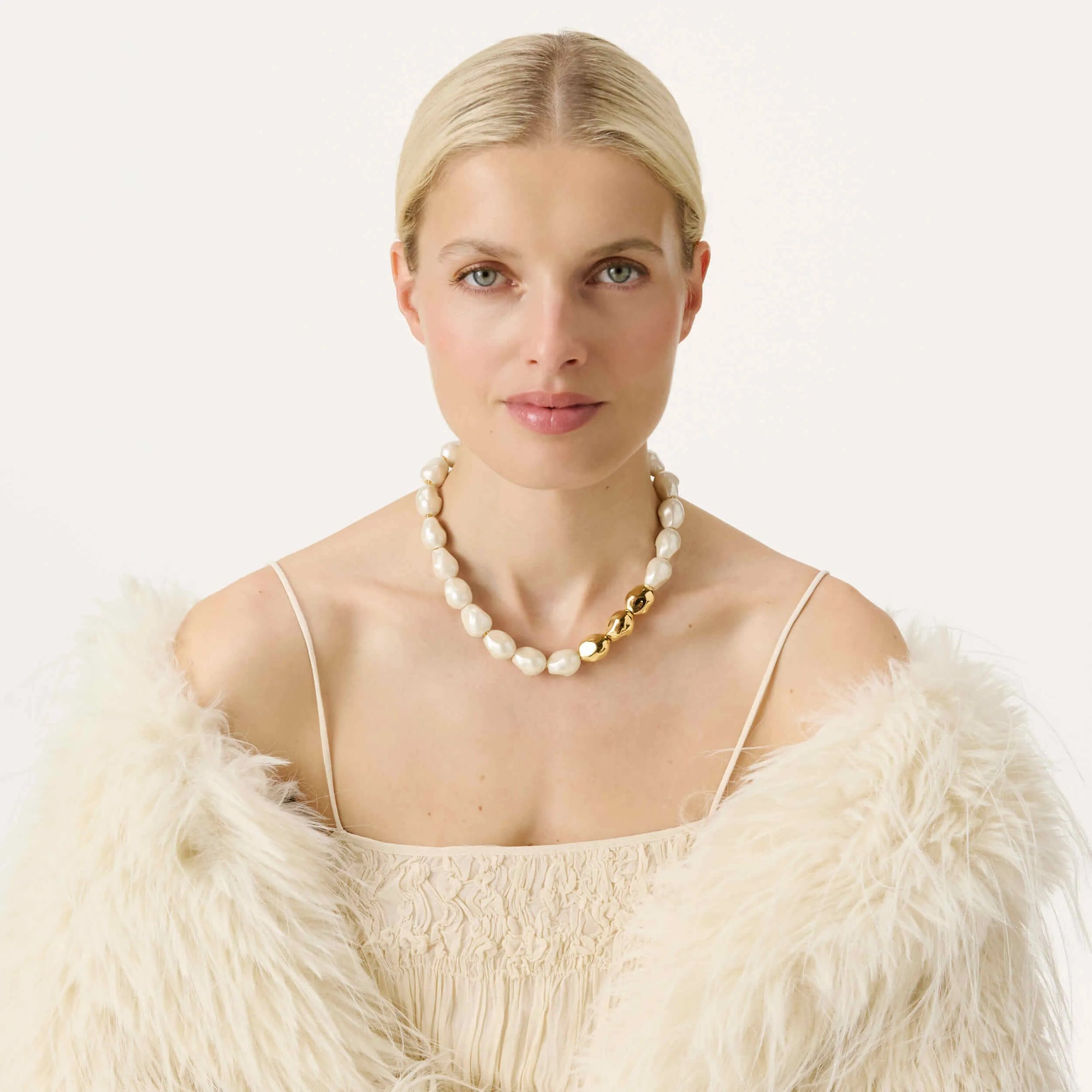 Organic Pearl Necklace Short with gold pearl