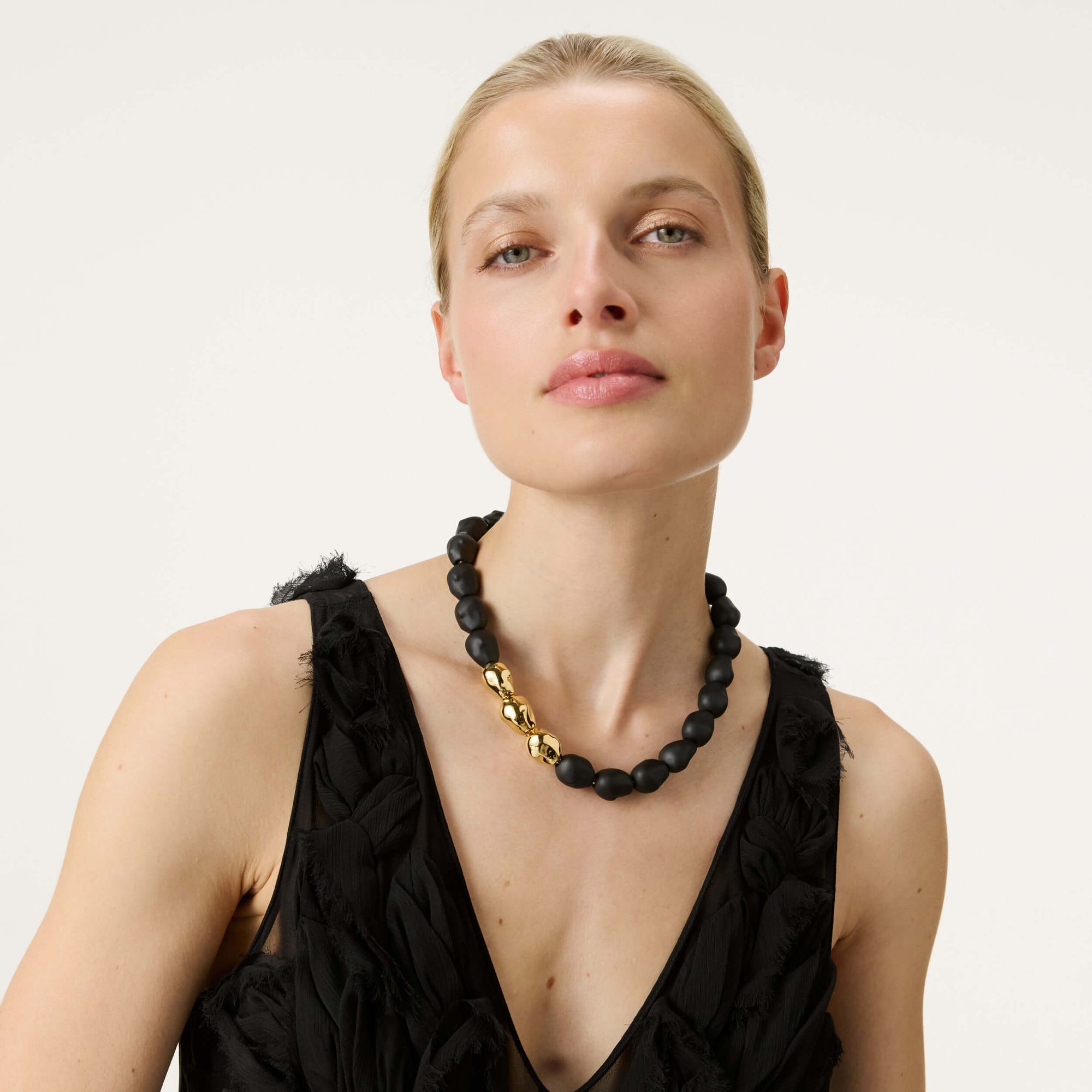 Organic Pearl Necklace Short with gold matt black